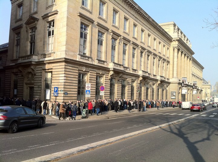 11h : le soleil s’est levé sur le Pont Neuf et vous êtes toujours aussi nombreux à venir à la Monnaie de Paris pour acquérir l’Euro Mahorais. Merci ! Sachez qu'il reste plusieurs milliers de pièces disponibles à la vente.