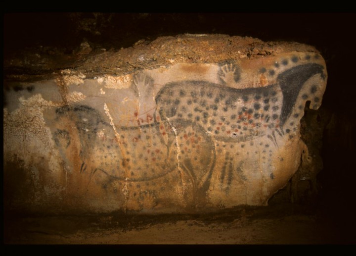 Grotte du Pech Merle 46330 Cabrerets ; Panneau des chevaux ponctués, environ 29000 ans <br />Crédit photographique : © Patrick Cabrol et Centre de Préhistoire du Pech Merle